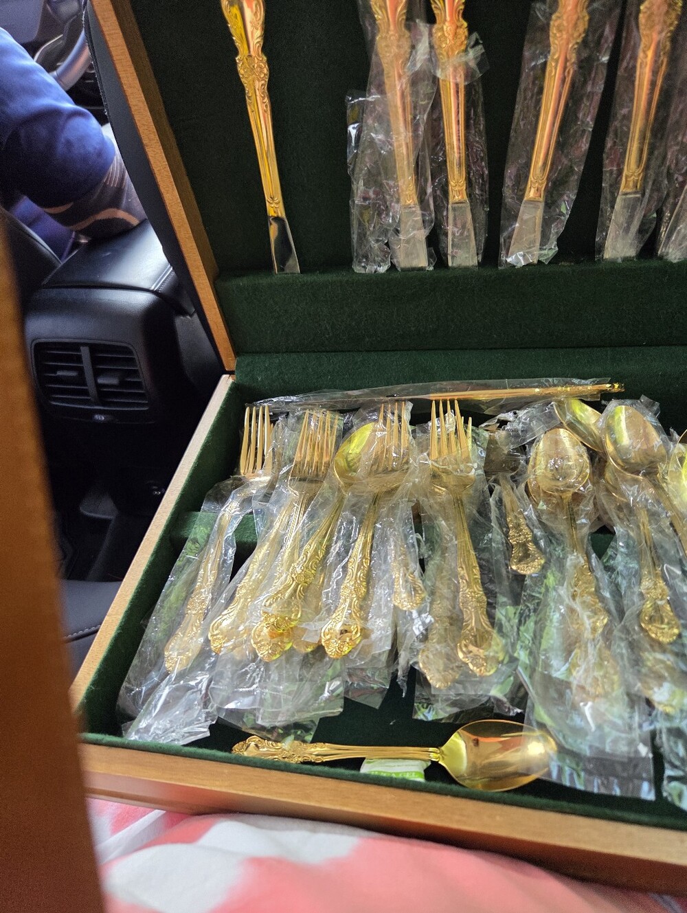 Classic Ornate Gold Flatware Set - 8 Piece Place Setting.  Cambridge SS ALYSSA